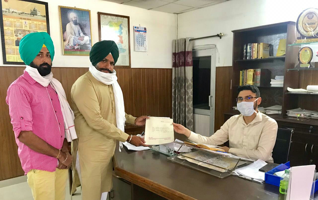 SDM Sahib Barnala receives delegation of Shopkeepers Union Mahil Kalan